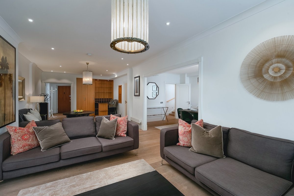 -|-Luxury n’ Spacious AirCon 4 Bed 4,5 Bath App-|- gallery image 2