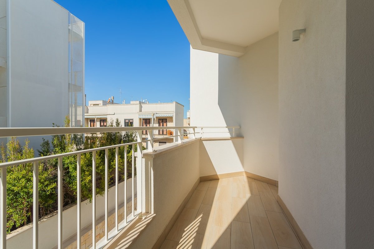 Palazzo Lux Stays Sleeps 10 – gym, beach, centre gallery image 3